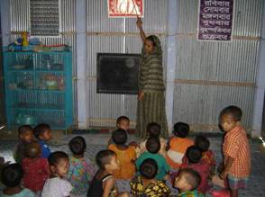 Créche mother teaching the children